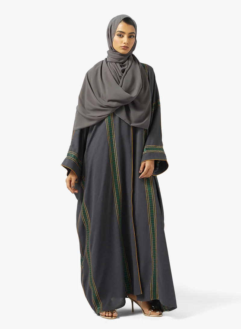 هيا كلوزيت عباية مفتوحة مطرزة بزخارف زهور